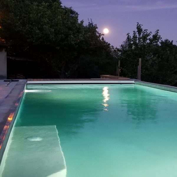La piscine éclairée de nuit